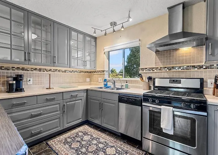 Holiday home Serene Home- Sleeps 16 - Starlink Wifi - Hot Tub - Pool -2 Kitchens!