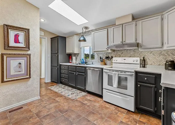Holiday home Serene Home- Sleeps 16 - Starlink Wifi - Hot Tub - Pool -2 Kitchens! Sedona