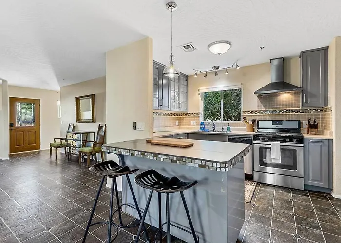 Serene Home- Sleeps 16 - Starlink Wifi - Hot Tub - Pool -2 Kitchens! Holiday home Sedona