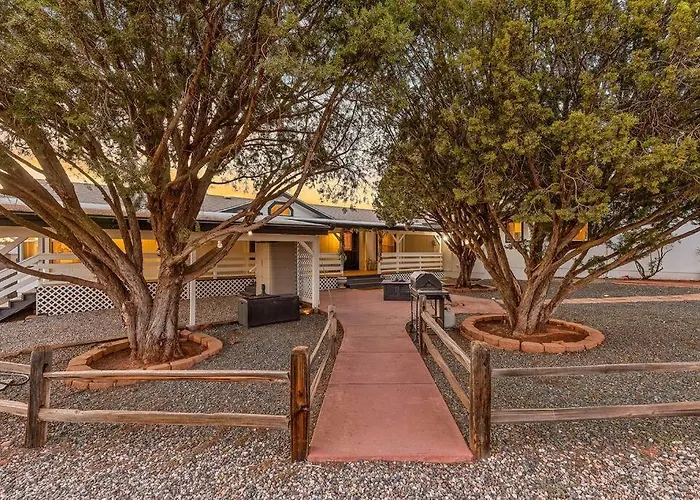 Serene Home- Sleeps 16 - Starlink Wifi - Hot Tub - Pool -2 Kitchens! Sedona
