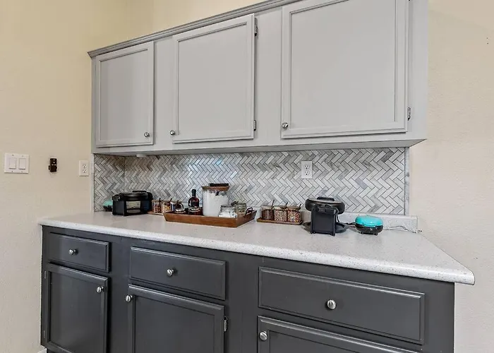Serene Home- Sleeps 16 - Starlink Wifi - Hot Tub - Pool -2 Kitchens!