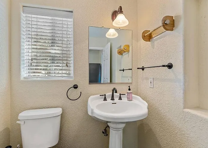 Serene Home- Sleeps 16 - Starlink Wifi - Hot Tub - Pool -2 Kitchens!
