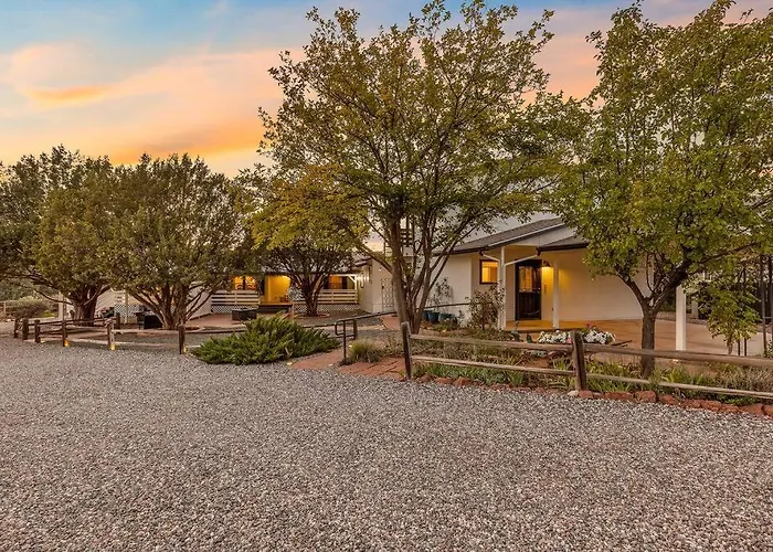 Holiday home Serene Home- Sleeps 16 - Starlink Wifi - Hot Tub - Pool -2 Kitchens!