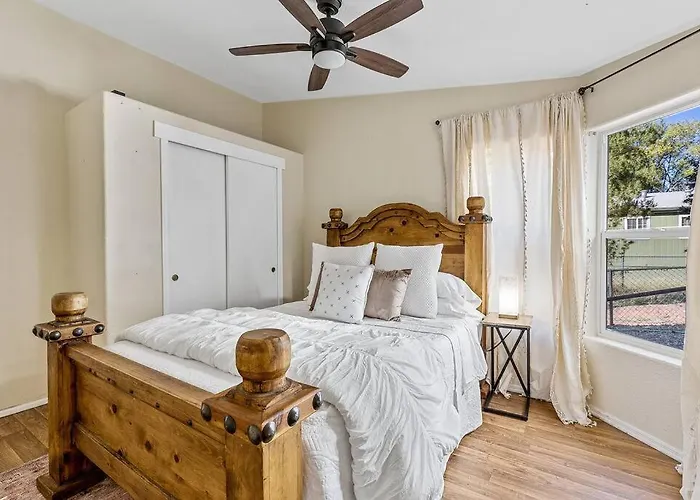 Holiday home Serene Home- Sleeps 16 - Starlink Wifi - Hot Tub - Pool -2 Kitchens! Sedona