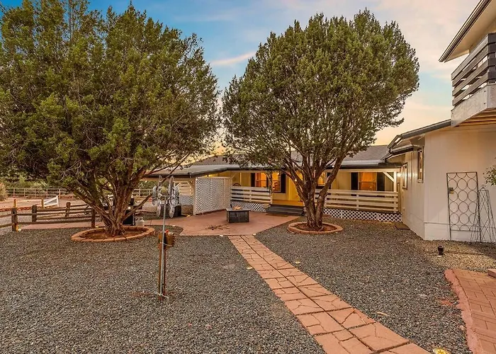 Serene Home- Sleeps 16 - Starlink Wifi - Hot Tub - Pool -2 Kitchens! * Sedona