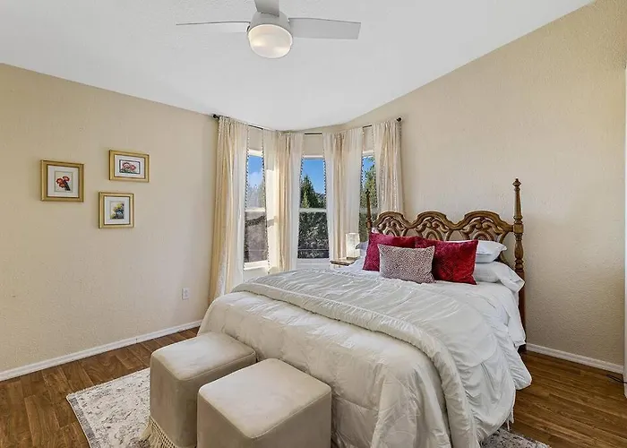 Holiday home Serene Home- Sleeps 16 - Starlink Wifi - Hot Tub - Pool -2 Kitchens! Sedona