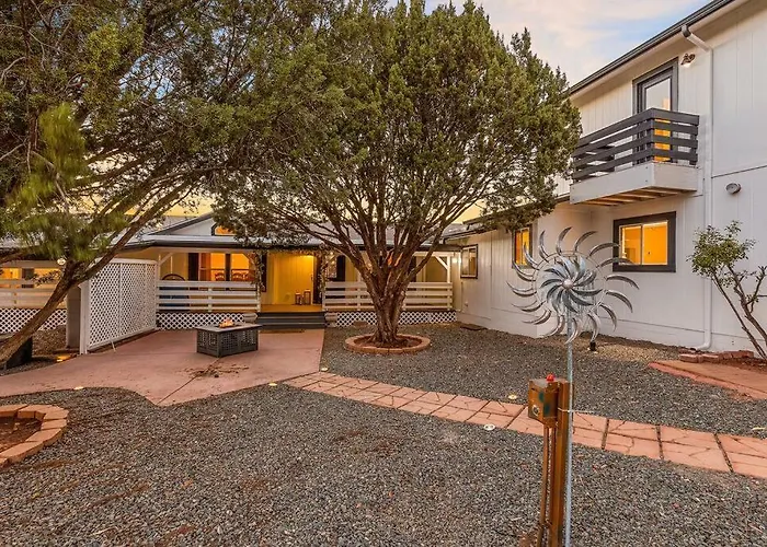 Holiday home Serene Home- Sleeps 16 - Starlink Wifi - Hot Tub - Pool -2 Kitchens!