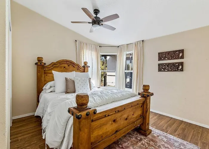 Holiday home Serene Home- Sleeps 16 - Starlink Wifi - Hot Tub - Pool -2 Kitchens! *