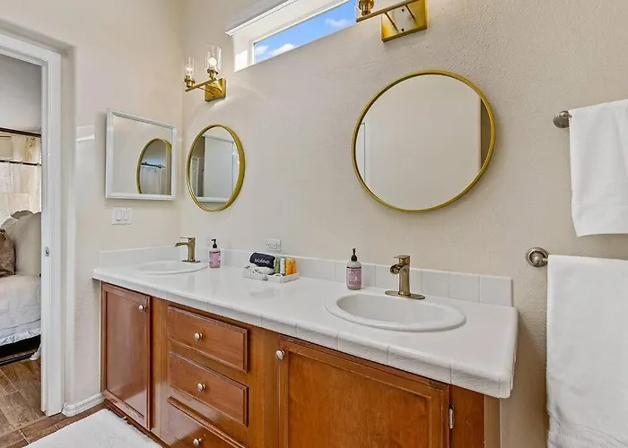 Serene Home- Sleeps 16 - Starlink Wifi - Hot Tub - Pool -2 Kitchens! Holiday home *