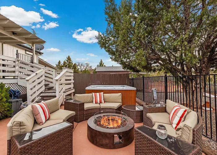Holiday home Serene Home- Sleeps 16 - Starlink Wifi - Hot Tub - Pool -2 Kitchens! Sedona