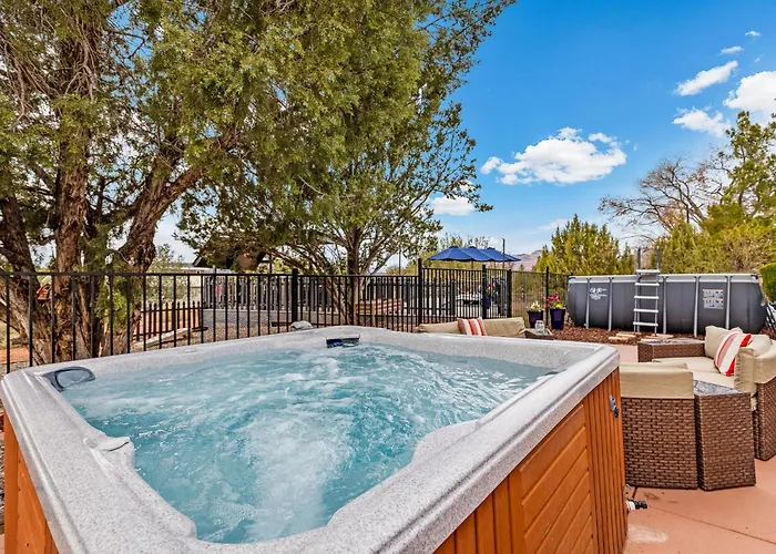 Serene Home- Sleeps 16 - Starlink Wifi - Hot Tub - Pool -2 Kitchens! Holiday home *