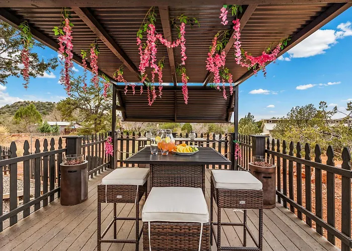Serene Home- Sleeps 16 - Starlink Wifi - Hot Tub - Pool -2 Kitchens! Sedona