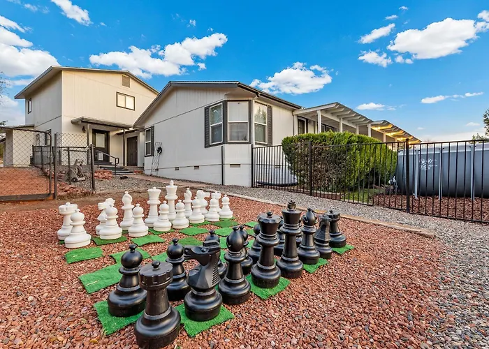 Serene Home- Sleeps 16 - Starlink Wifi - Hot Tub - Pool -2 Kitchens! Holiday home