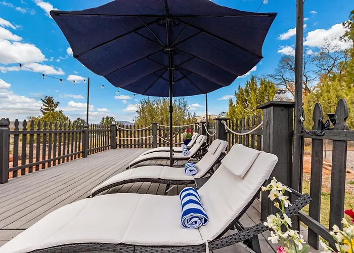 Serene Home- Sleeps 16 - Starlink Wifi - Hot Tub - Pool -2 Kitchens! Holiday home *
