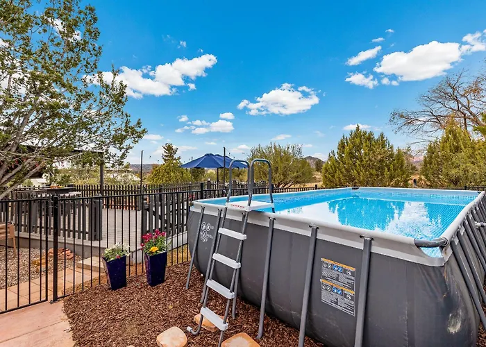Serene Home- Sleeps 16 - Starlink Wifi - Hot Tub - Pool -2 Kitchens! Holiday home
