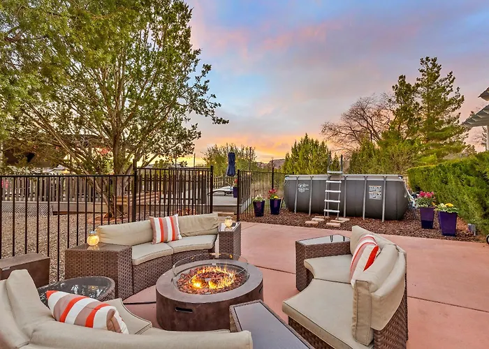 Serene Home- Sleeps 16 - Starlink Wifi - Hot Tub - Pool -2 Kitchens! *