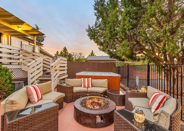 Serene Home- Sleeps 16 - Starlink Wifi - Hot Tub - Pool -2 Kitchens! Holiday home *