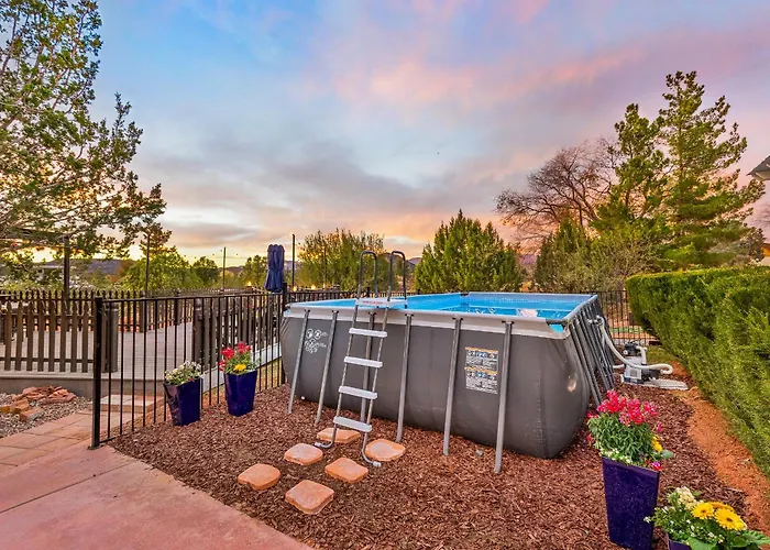 Serene Home- Sleeps 16 - Starlink Wifi - Hot Tub - Pool -2 Kitchens! Sedona