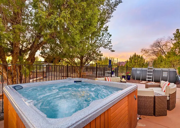 Holiday home Serene Home- Sleeps 16 - Starlink Wifi - Hot Tub - Pool -2 Kitchens!
