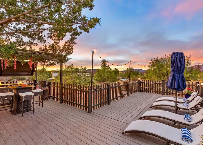 Serene Home- Sleeps 16 - Starlink Wifi - Hot Tub - Pool -2 Kitchens! Holiday home Sedona
