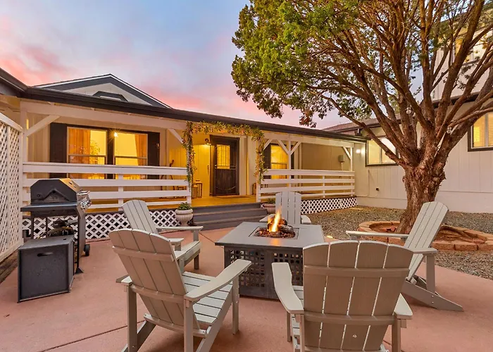 Holiday home Serene Home- Sleeps 16 - Starlink Wifi - Hot Tub - Pool -2 Kitchens! Sedona