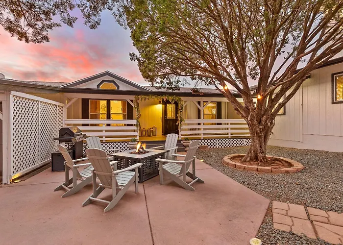 Serene Home- Sleeps 16 - Starlink Wifi - Hot Tub - Pool -2 Kitchens!