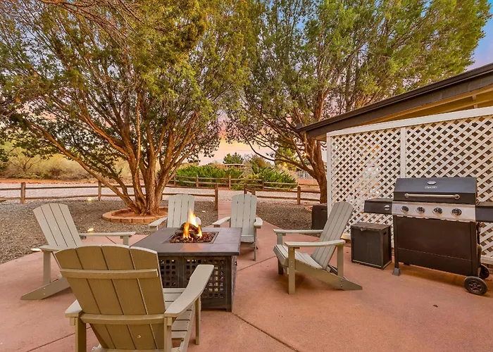 Holiday home Serene Home- Sleeps 16 - Starlink Wifi - Hot Tub - Pool -2 Kitchens! Sedona
