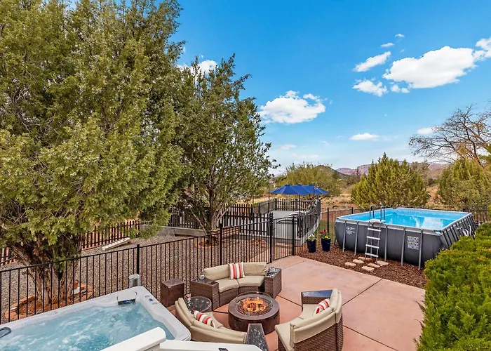Serene Home- Sleeps 16 - Starlink Wifi - Hot Tub - Pool -2 Kitchens! Holiday home