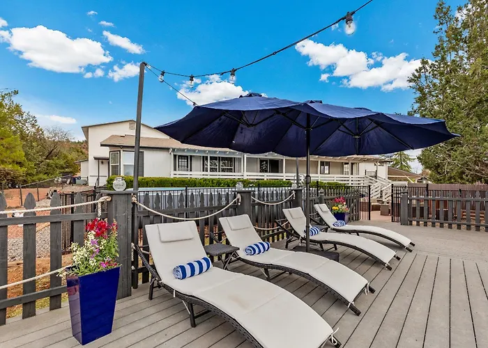 Serene Home- Sleeps 16 - Starlink Wifi - Hot Tub - Pool -2 Kitchens! *