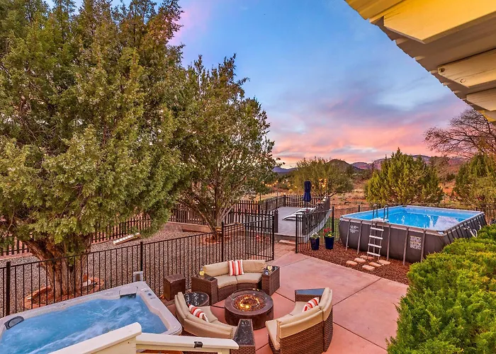 Serene Home- Sleeps 16 - Starlink Wifi - Hot Tub - Pool -2 Kitchens!
