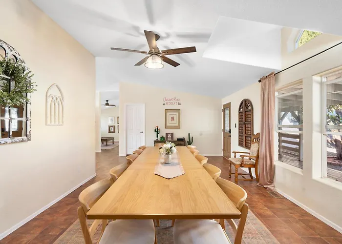 Serene Home- Sleeps 16 - Starlink Wifi - Hot Tub - Pool -2 Kitchens! *