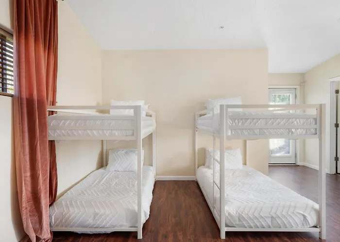 Serene Home- Sleeps 16 - Starlink Wifi - Hot Tub - Pool -2 Kitchens!