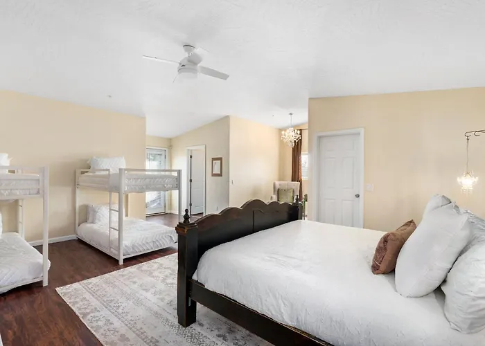 Serene Home- Sleeps 16 - Starlink Wifi - Hot Tub - Pool -2 Kitchens! * Sedona