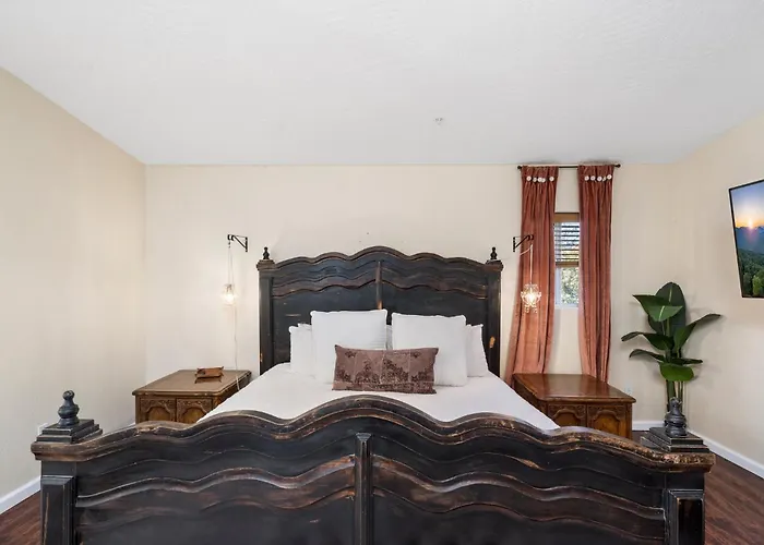 Serene Home- Sleeps 16 - Starlink Wifi - Hot Tub - Pool -2 Kitchens! Holiday home