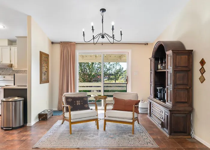 Serene Home- Sleeps 16 - Starlink Wifi - Hot Tub - Pool -2 Kitchens! Holiday home