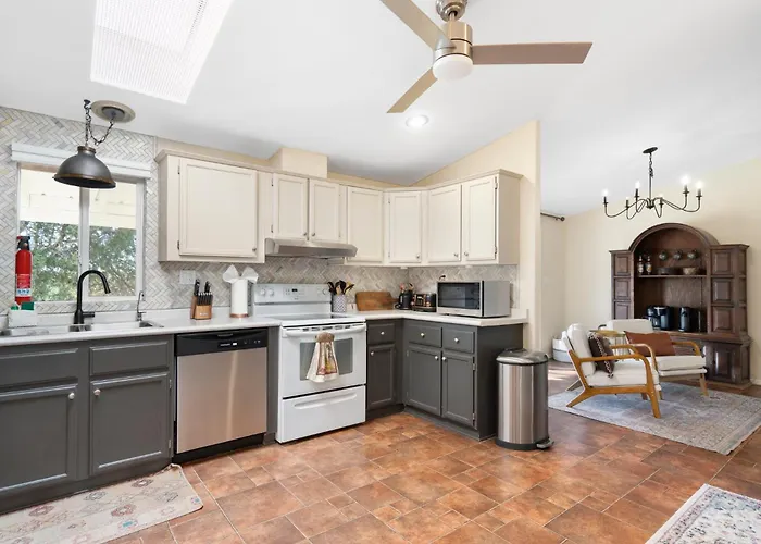 Serene Home- Sleeps 16 - Starlink Wifi - Hot Tub - Pool -2 Kitchens! *