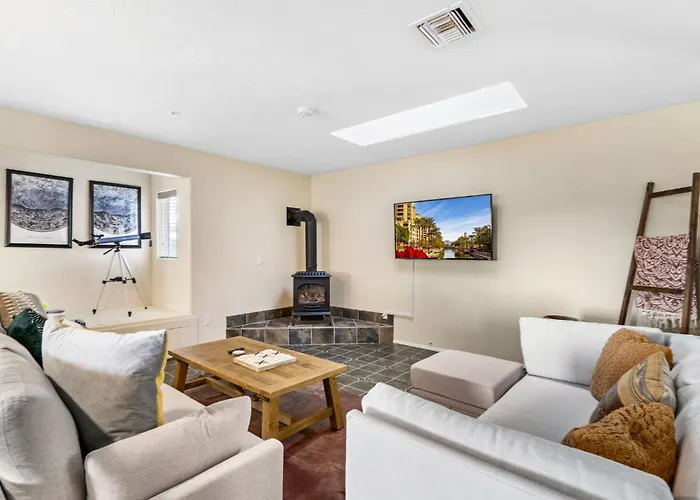 Serene Home- Sleeps 16 - Starlink Wifi - Hot Tub - Pool -2 Kitchens!