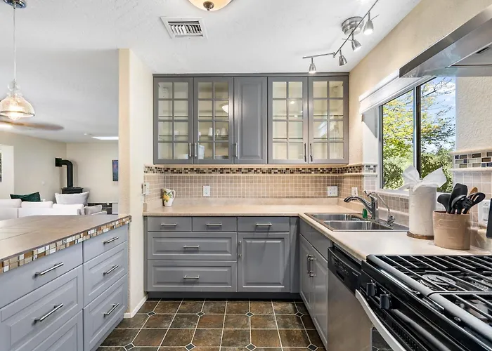 Serene Home- Sleeps 16 - Starlink Wifi - Hot Tub - Pool -2 Kitchens! Holiday home *
