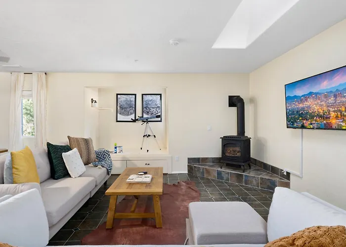Holiday home Serene Home- Sleeps 16 - Starlink Wifi - Hot Tub - Pool -2 Kitchens! *