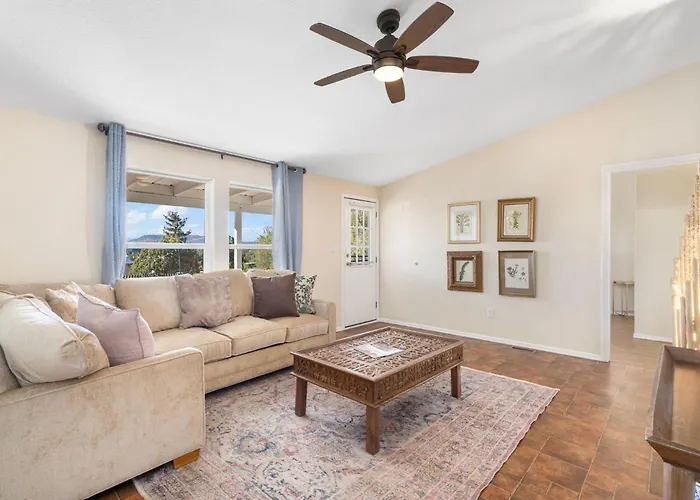 Serene Home- Sleeps 16 - Starlink Wifi - Hot Tub - Pool -2 Kitchens! * Sedona