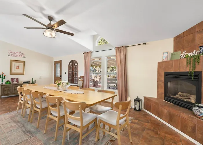 Serene Home- Sleeps 16 - Starlink Wifi - Hot Tub - Pool -2 Kitchens! Holiday home