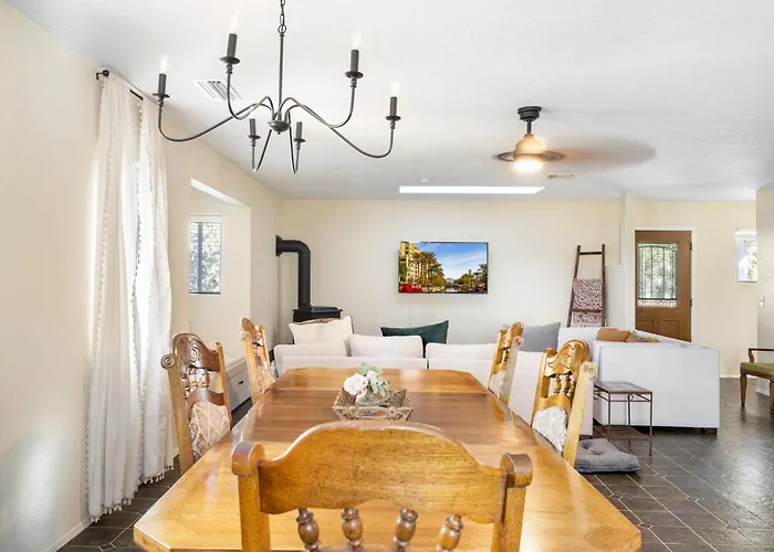 Holiday home Serene Home- Sleeps 16 - Starlink Wifi - Hot Tub - Pool -2 Kitchens! *