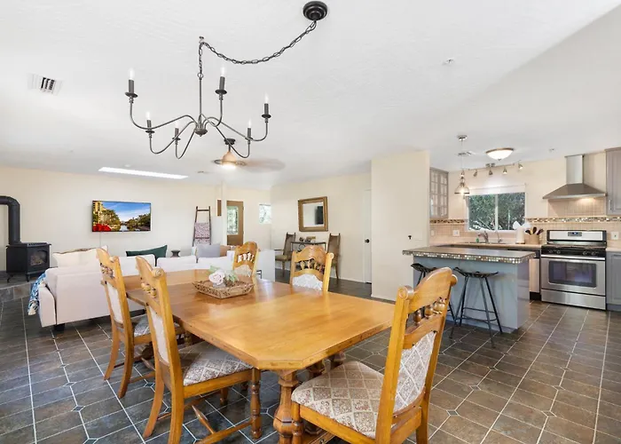 Serene Home- Sleeps 16 - Starlink Wifi - Hot Tub - Pool -2 Kitchens! Holiday home