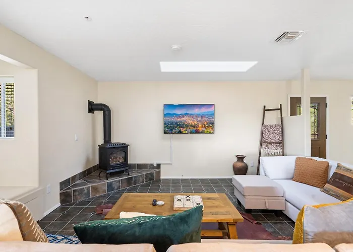 Serene Home- Sleeps 16 - Starlink Wifi - Hot Tub - Pool -2 Kitchens!