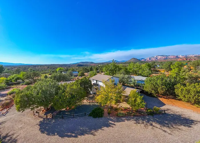 Serene Home- Sleeps 16 - Starlink Wifi - Hot Tub - Pool -2 Kitchens!