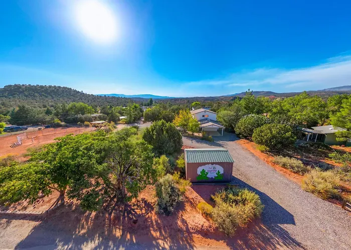 Serene Home- Sleeps 16 - Starlink Wifi - Hot Tub - Pool -2 Kitchens! Sedona