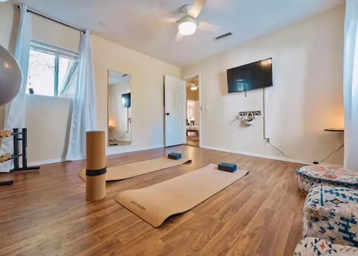 Holiday home Serene Home- Sleeps 16 - Starlink Wifi - Hot Tub - Pool -2 Kitchens!