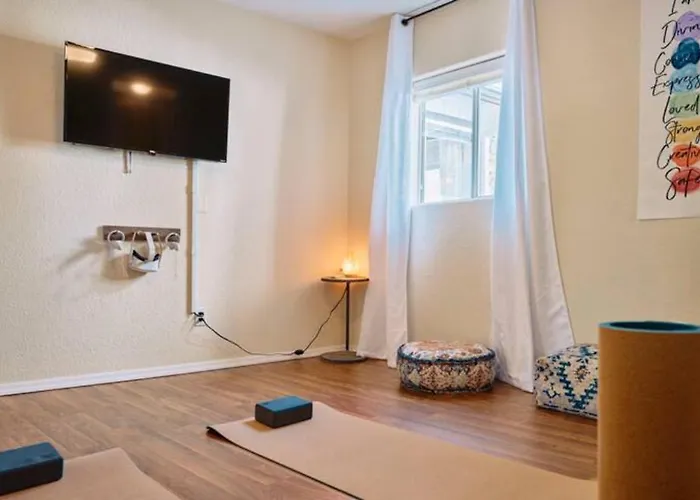 Serene Home- Sleeps 16 - Starlink Wifi - Hot Tub - Pool -2 Kitchens! Holiday home