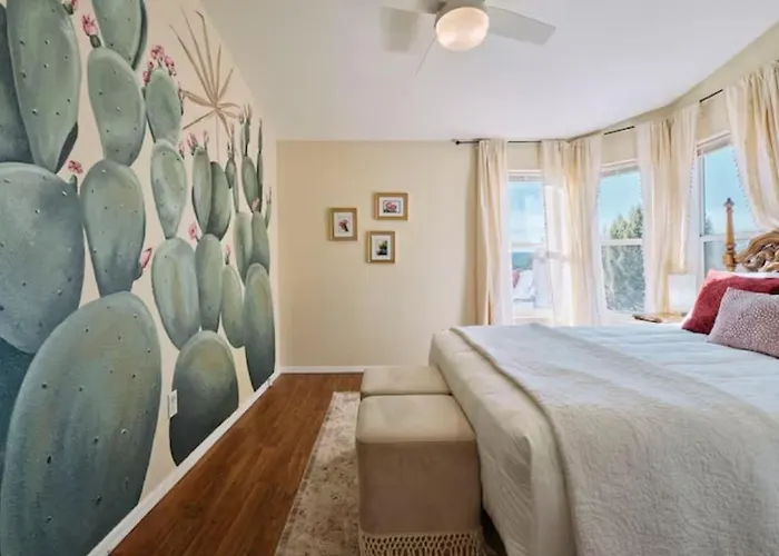 Holiday home Serene Home- Sleeps 16 - Starlink Wifi - Hot Tub - Pool -2 Kitchens!